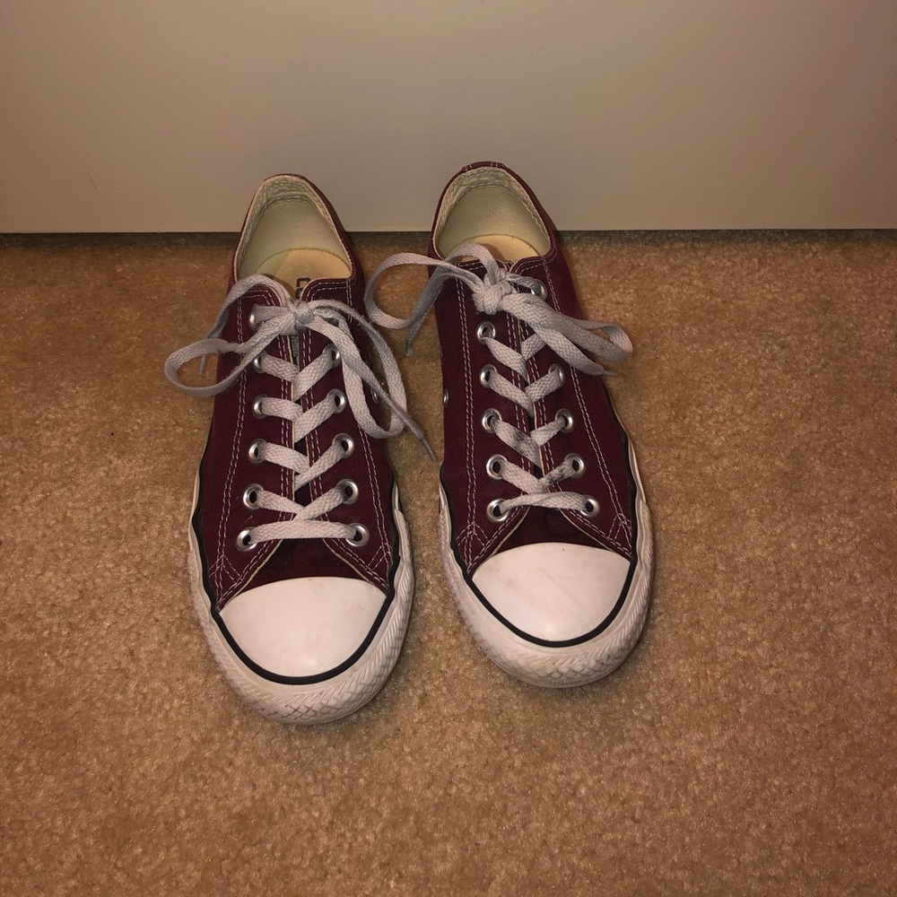 Maroon converse size 8